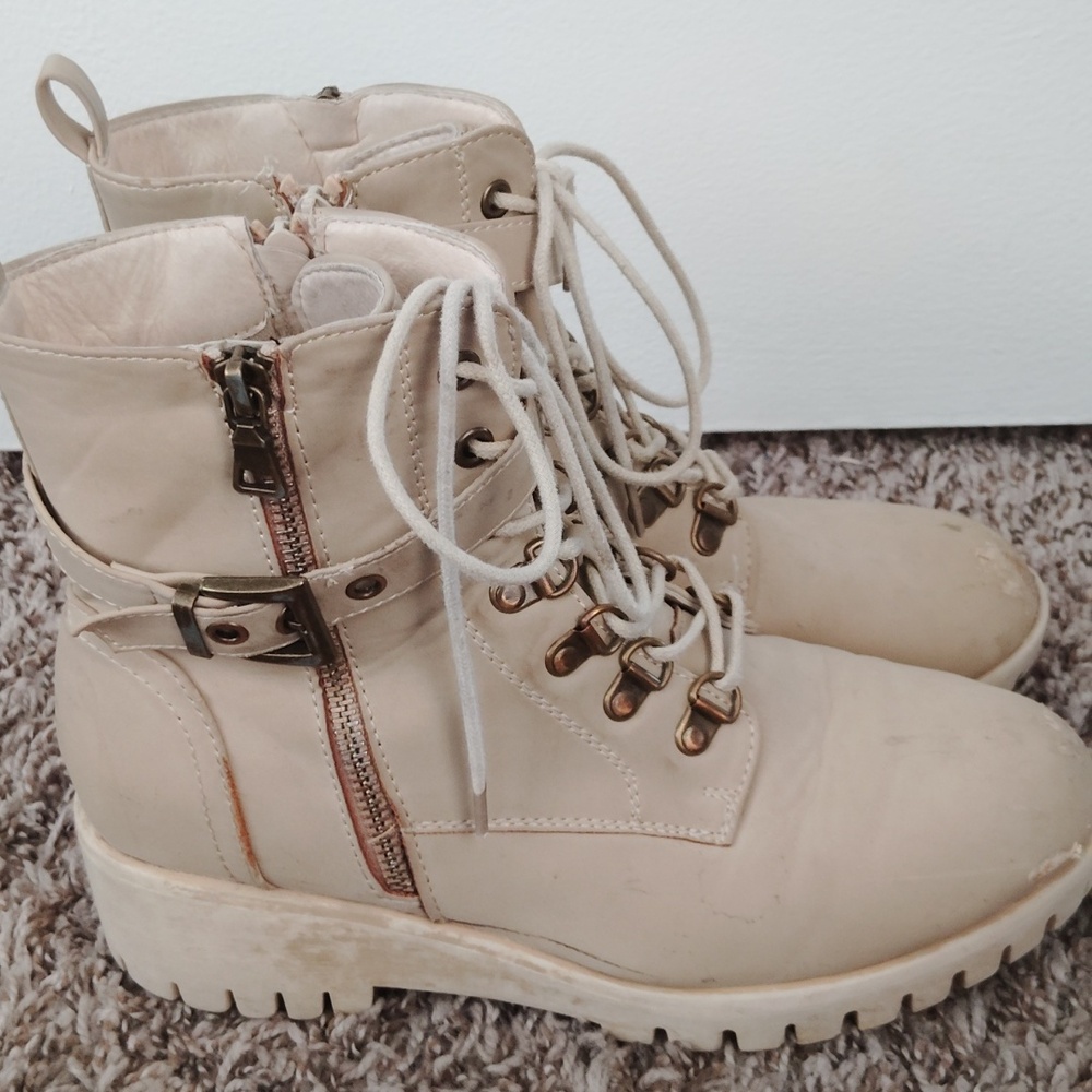 They are from Macy's, Size 9 in Women's, The color is Cream/Tan.